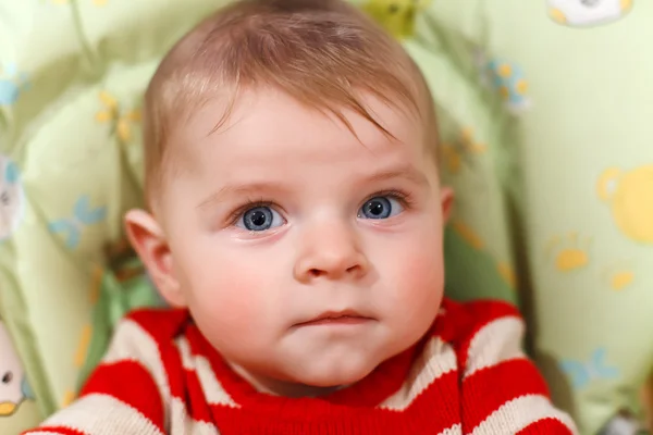 Portret van schattige babyjongen van 6 maanden. — Stockfoto