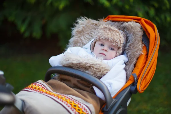 Pequeño niño en ropa de invierno caliente al aire libre — Foto de Stock