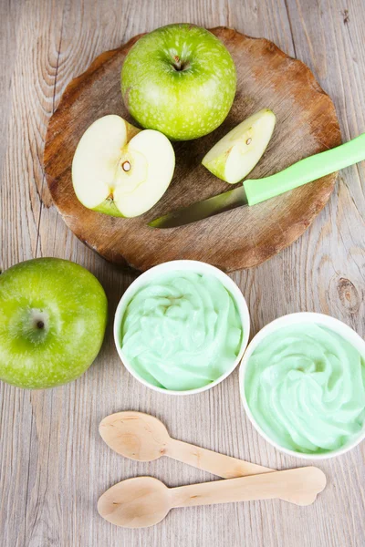Frozen creamy ice yoghurt with fresh green apples — Stock Photo, Image