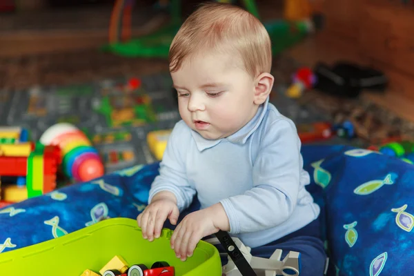 Retrato de lindo bebé niño de 6 meses en casa . —  Fotos de Stock