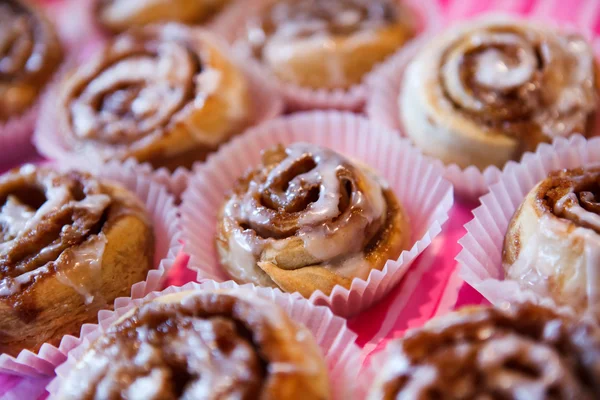 Taze pişmiş girdap şekli buns ile şeker sirup, — Stok fotoğraf