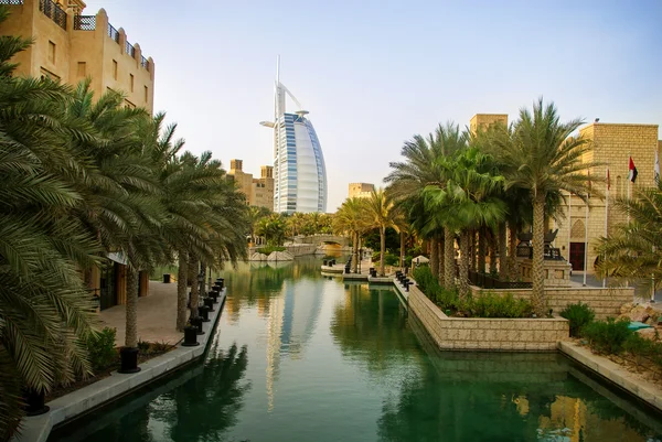 Dubai, EAU. Burj Al Arab hotel com arquitetura árabe — Fotografia de Stock