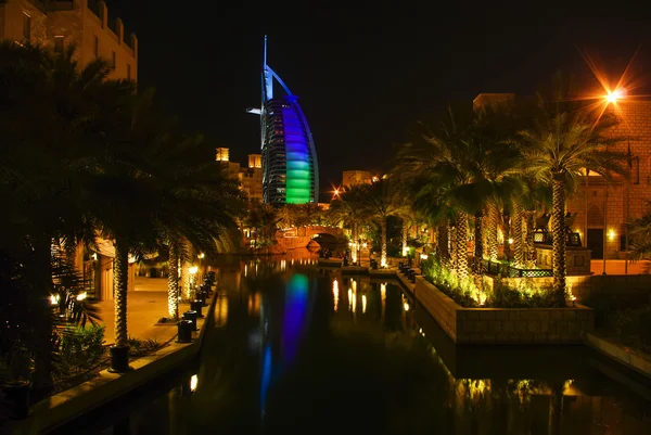 Dubai, Emirati Arabi. Burj Al Arab hotel con architettura araba — Foto Stock