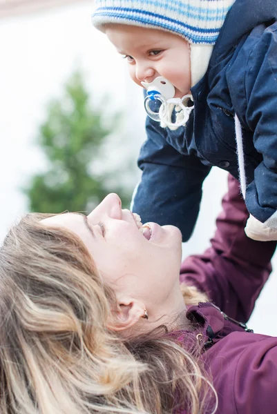 Ung glad mamma och hennes lilla pojke kall höstdag — Stockfoto