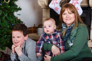 güzel genç anne ve iki çok güzel kardeş erkek İsa ile