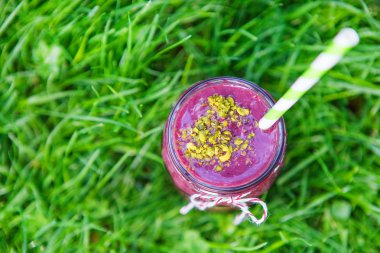 farklı meyveler ile taze yüzlü içecek olarak sağlıklı bir kahvaltı