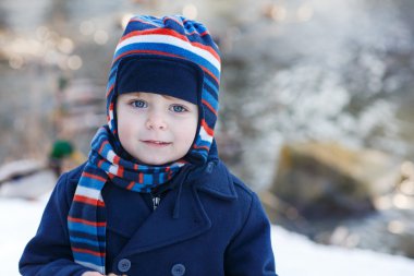 çok güzel yürümeye başlayan çocuk güzel kış gününde