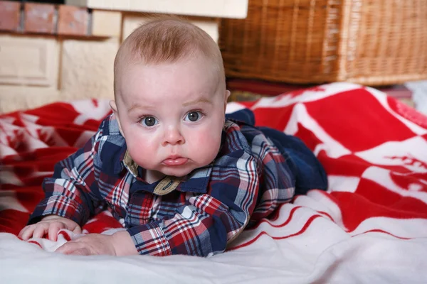 Förtjusande baby pojke med Juldekoration. — Stockfoto