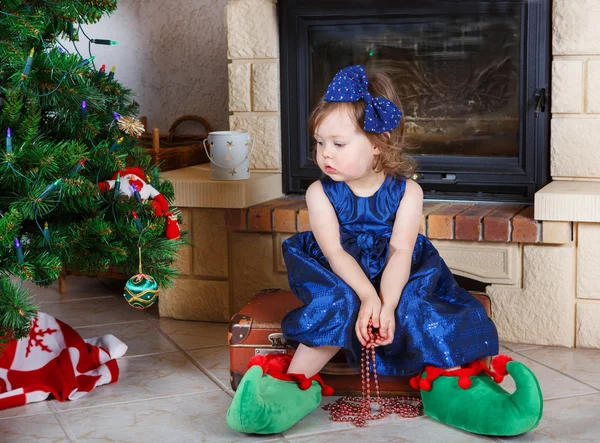 Menina feliz em sapatos de Papai Noel tem um Natal . — Fotografia de Stock