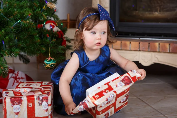 Felice bambina bambina con regali di Natale — Foto Stock