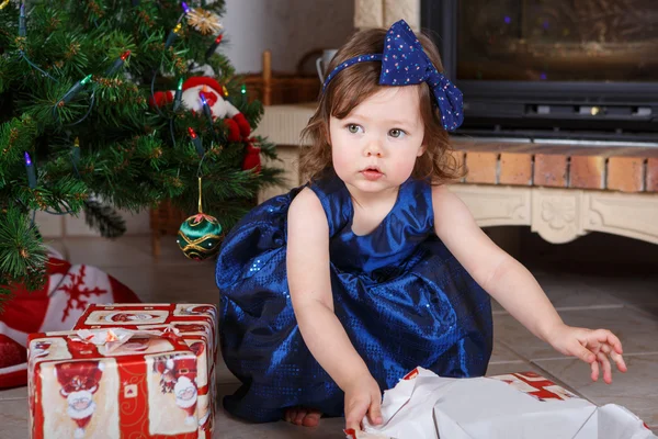 Menina pequena feliz com presentes de Natal — Fotografia de Stock