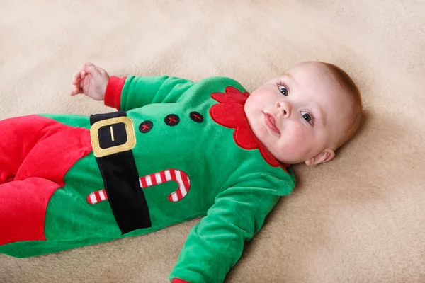 Schattige babyjongen met decoratie van Kerstmis. — Stockfoto