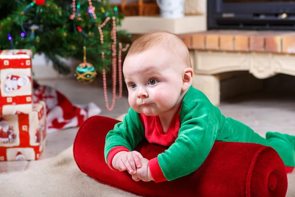Bebek çocuk Noel dekorasyonu ile. — Stok fotoğraf
