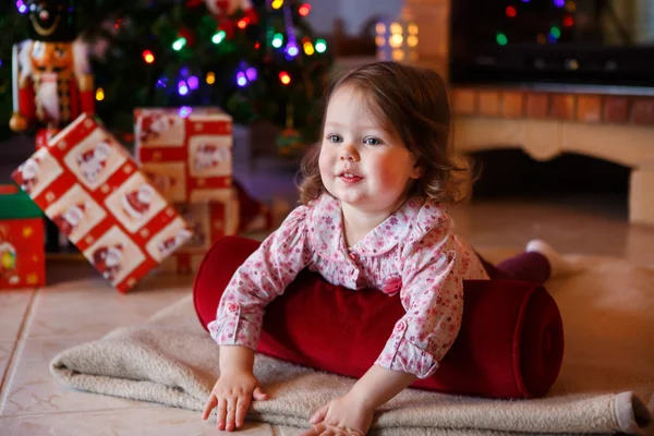 Holčička být šťastný o vánoční stromek a světla — Stock fotografie