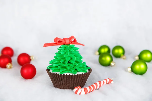 Beyaz fondan buzlanma ile Noel ağacı cupcake — Stok fotoğraf