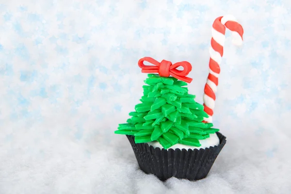 Beyaz fondan buzlanma ile Noel ağacı cupcake — Stok fotoğraf