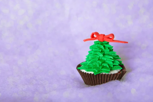 白いフォンダンショコラつや消しでカップケーキをクリスマス ツリー — ストック写真
