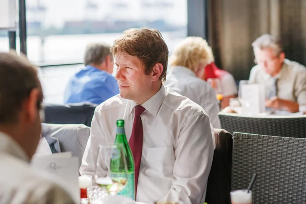 Jeune homme assis au restaurant sur la fête de l'événement — Photo