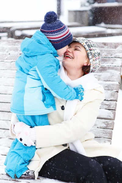 Porträtt av ung mamma och hennes bedårande son — Stockfoto