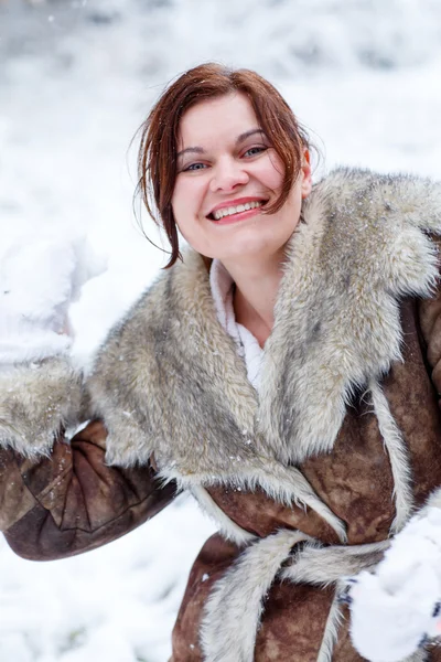 Mujer joven divirtiéndose con nieve en el día de invierno —  Fotos de Stock