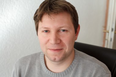 kapalı gülümseyen genç adam portresi