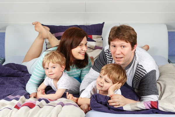 Gelukkige familie van een vier plezier thuis — Stockfoto