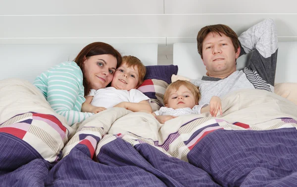 Família feliz de um quatro se divertindo em casa — Fotografia de Stock
