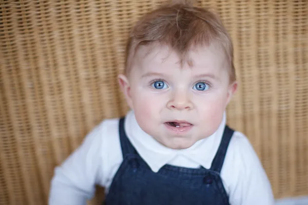 Entzückendes Kleinkind mit blauen Augen drinnen — Stockfoto