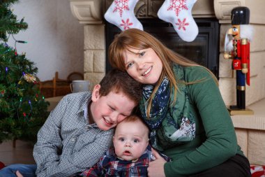 güzel genç anne ve iki çok güzel kardeş erkek İsa ile