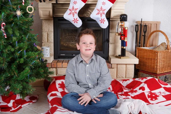 Schöner Schuljunge mit Weihnachtsbaum und Dekoration — Stockfoto