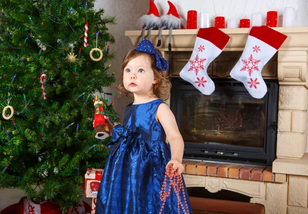 La bambina è felice del regalo di Natale. . — Foto Stock