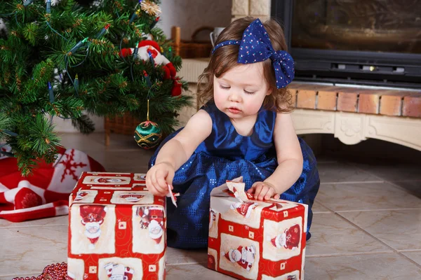 Fröhliches kleines Mädchen mit Weihnachtsgeschenken — Stockfoto