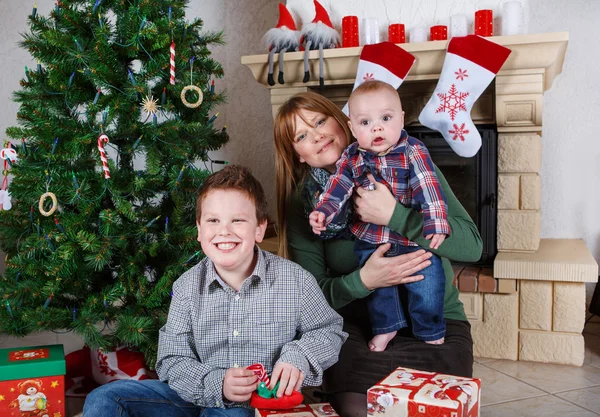 Bella giovane madre e due adorabili fratelli ragazzi con Cristo — Foto Stock