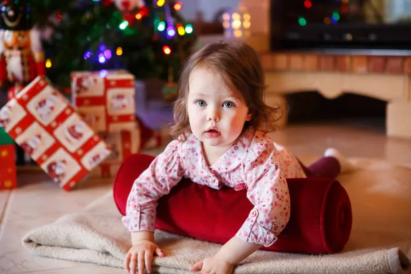 Menina sendo feliz sobre árvore de natal e luzes — Fotografia de Stock