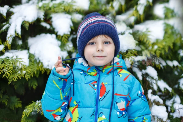 Portret chłopca malucha trzech lat w okresie zimowym — Zdjęcie stockowe