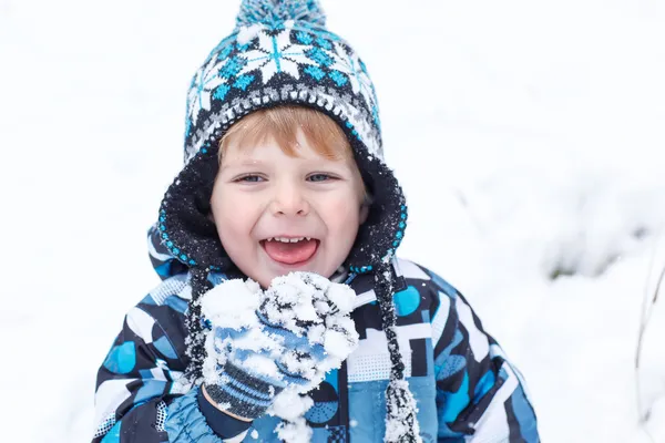 Schattig peuter jongen plezier met sneeuw op winterdag — Stockfoto