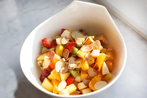 Ensalada de frutas frescas con nueces como desayuno saludable . —  Fotos de Stock