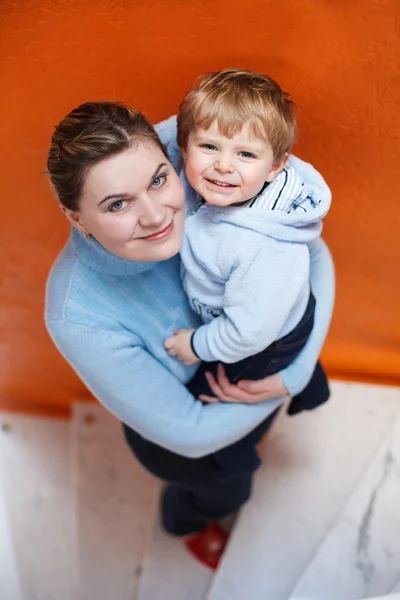 Retrato de madre joven con su lindo hijo pequeño sonriendo . — Foto de Stock