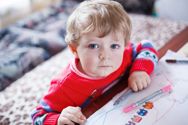 Pequeño niño dibujando con plumas de colores — Foto de Stock