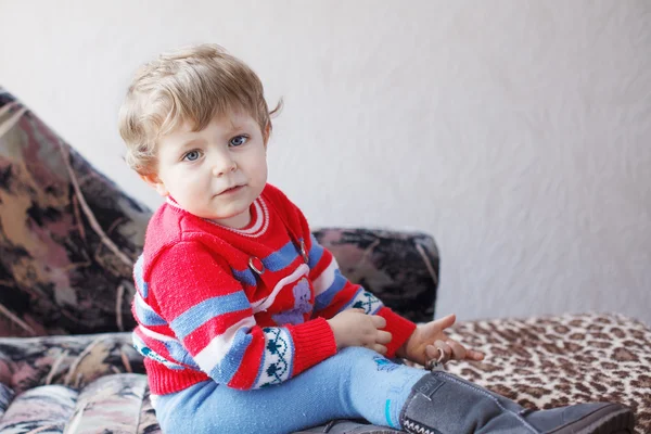 Kleiner Junge mit blauen Augen und blonden Haaren drinnen . — Stockfoto