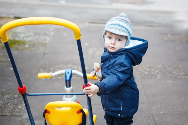 Little toddler boy in autumn park on bicycle . — Stock Photo, Image