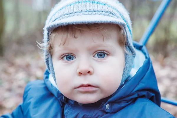 Portret chłopca jeden rok w niebieski Odzież outdoor. — Zdjęcie stockowe