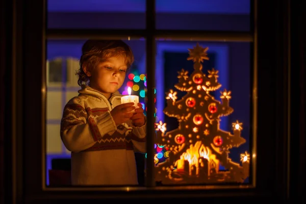 Kleine jongen permanent door winter bij Kerstmis en het bedrijf cand — Stockfoto