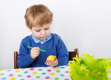 biraz yürümeye başlayan çocuk boyama geleneksel Paskalya yumurtası avı için