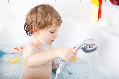 sevimli küçük yürümeye başlayan çocuk alarak eğlenmeye iki yıl ben banyo