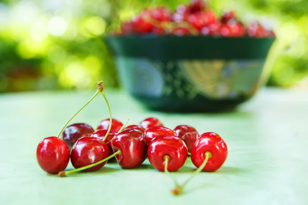 Färska mogna ekologiska röda körsbär i sommarträdgård — Stockfoto