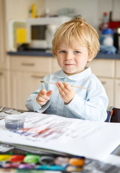 Sevimli çocuk iki yıllık boyalar ile çizim. — Stok fotoğraf