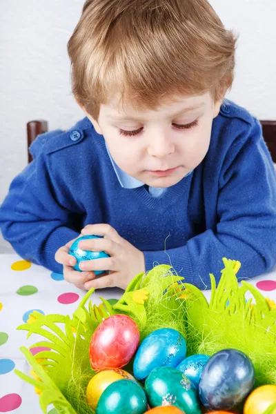 Little toddler boy being happy about selfmade Easter egg in kind — Stock Photo, Image