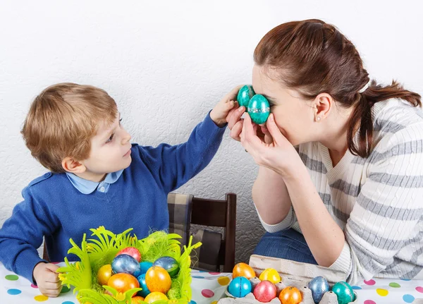 Little toddler boy and his mother being happy about selfmade Eas — Stock Photo, Image