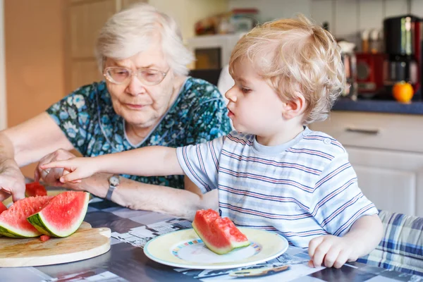 Αγοράκι μικρό παιδί και τη μεγάλη γιαγιά τρώει καρπούζι ένα — Φωτογραφία Αρχείου